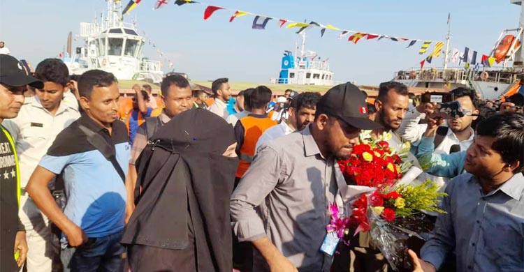 ফুরোলো অপেক্ষা, পরিবারের কাছে ফিরলেন নাবিকরা