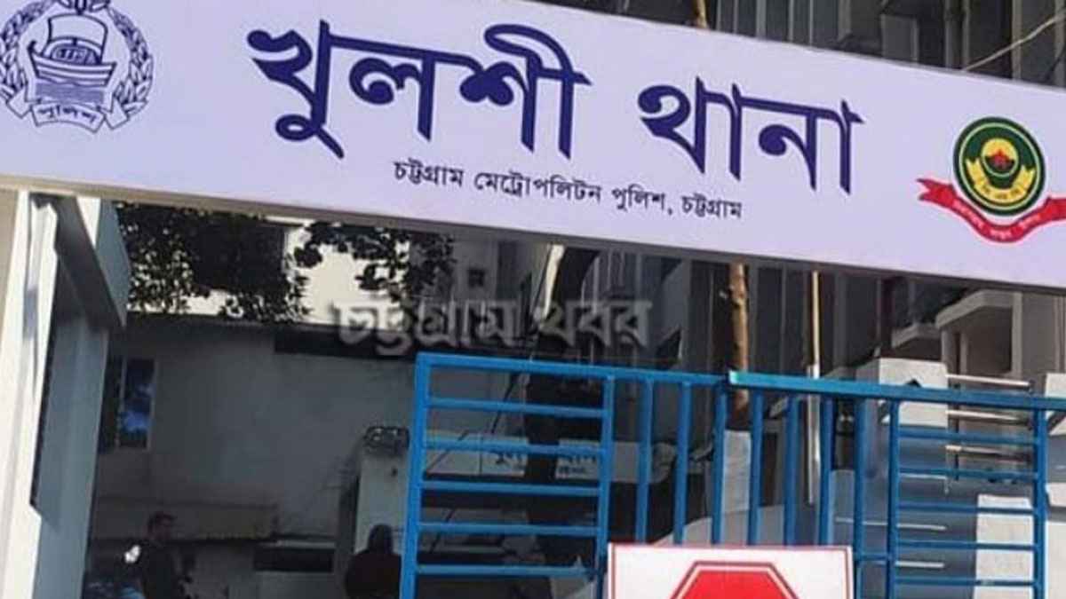 স্বর্ণ ছিনতাইকালে জনতার হাতে ধরা পুলিশ