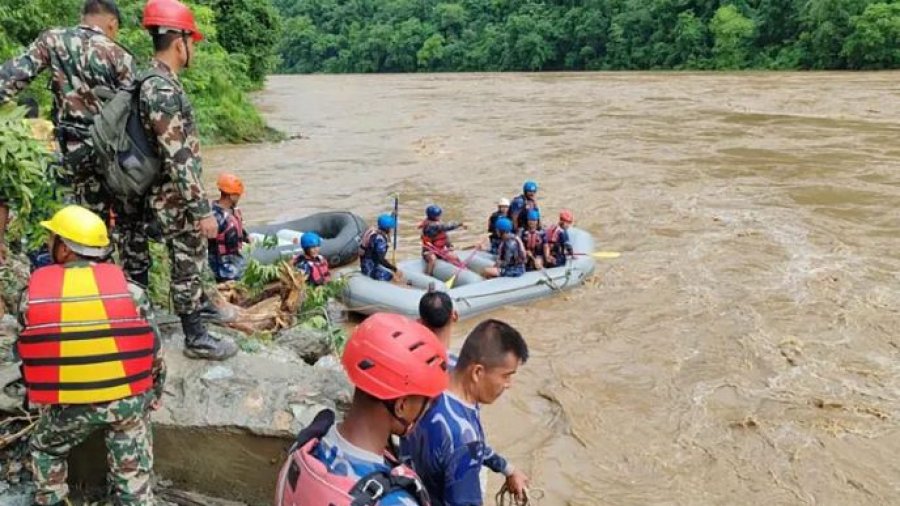 নেপালে ভূমিধসে দুটি বাস নদীতে পড়ে নিখোঁজ ৬৫