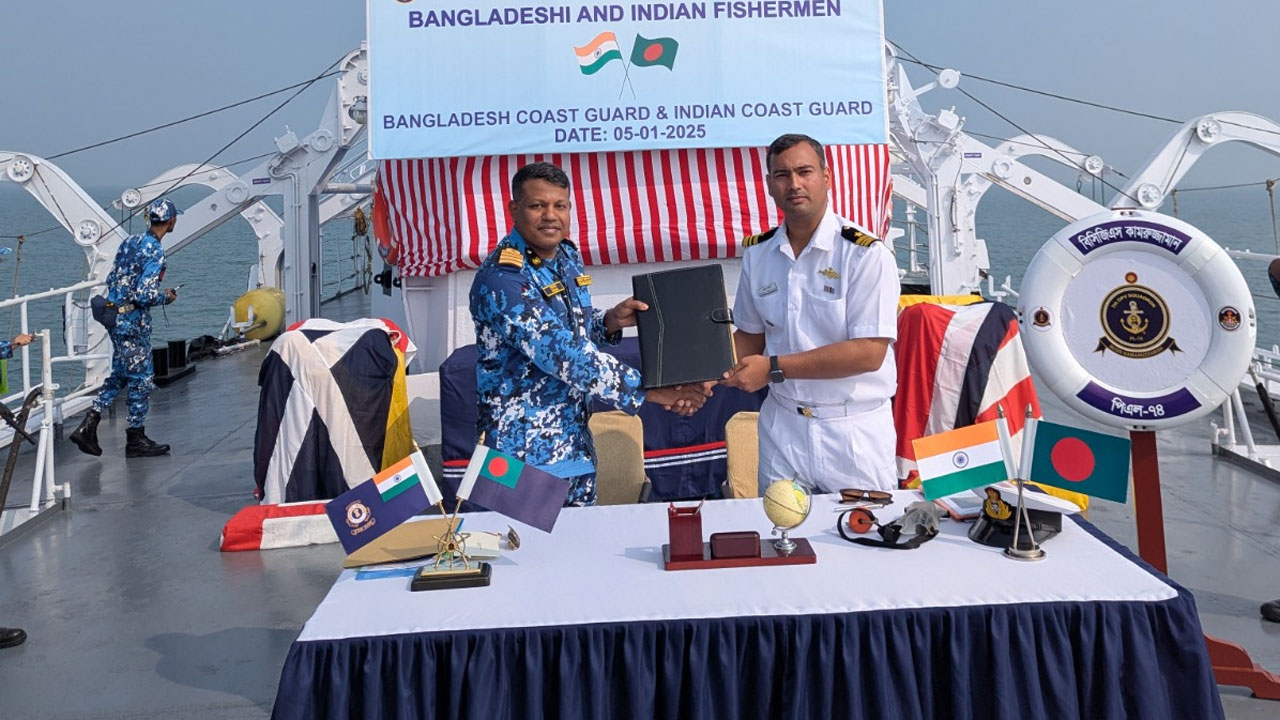 Bangladeshi-Indian fishermen handed over