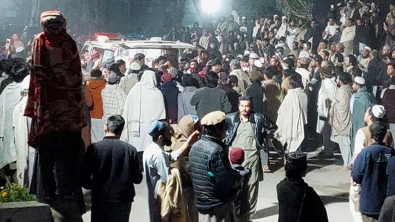 Twin suicide bombings kill 21 in Pakistan