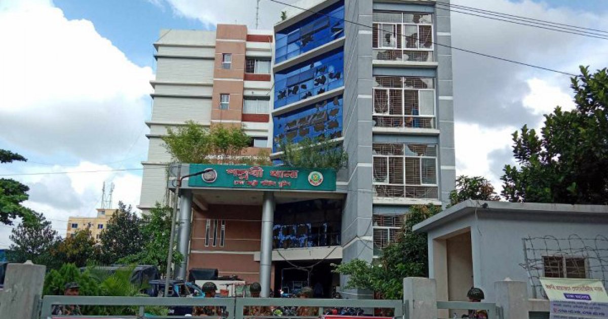 Attacked and three people injured at Pallabi police station