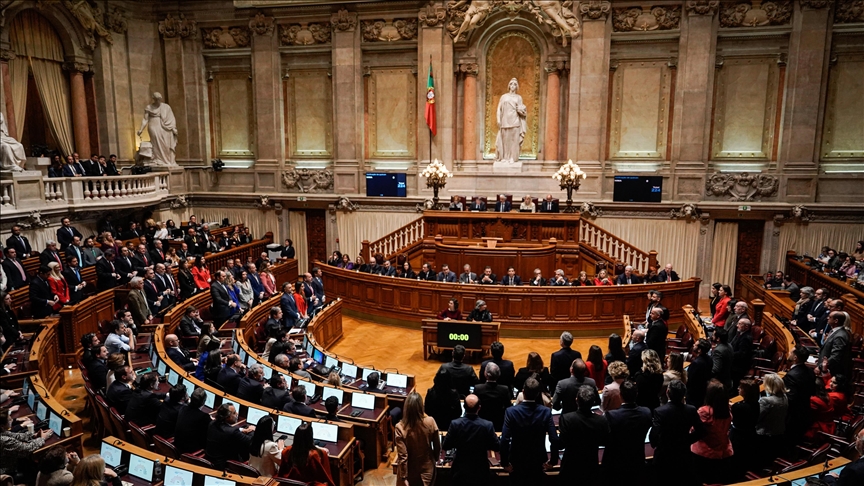 Portuguese government collapses after no-trust vote
