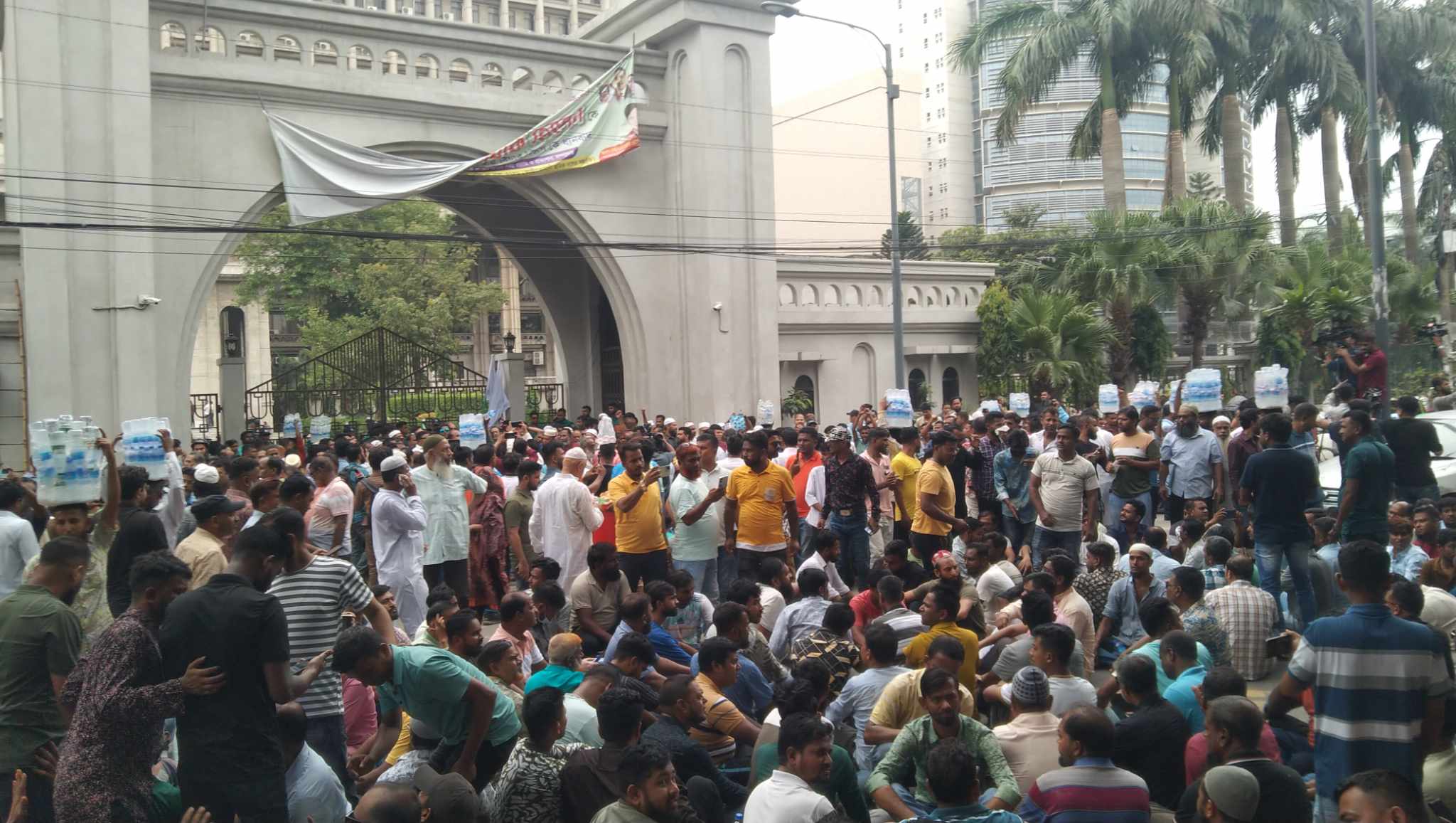Ishraq supporters are at the city hall, the main gate is closed