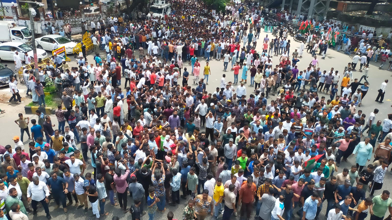 Thousands of Ishraq followers occupy roads, traffic blocked