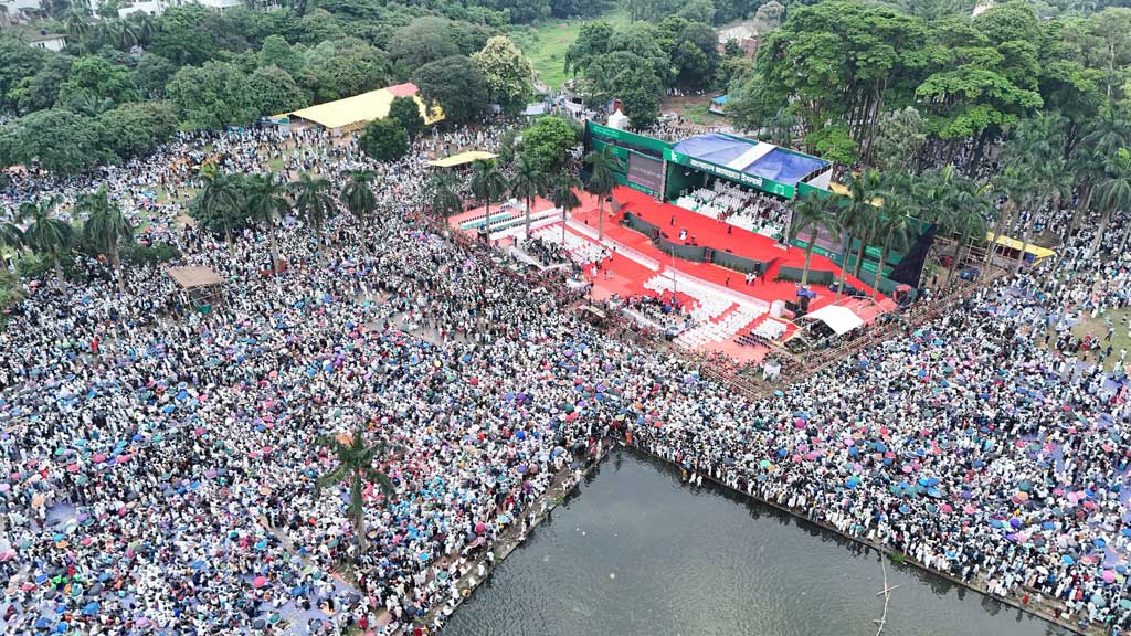 Suhrawardy Udyan, filled to the brim