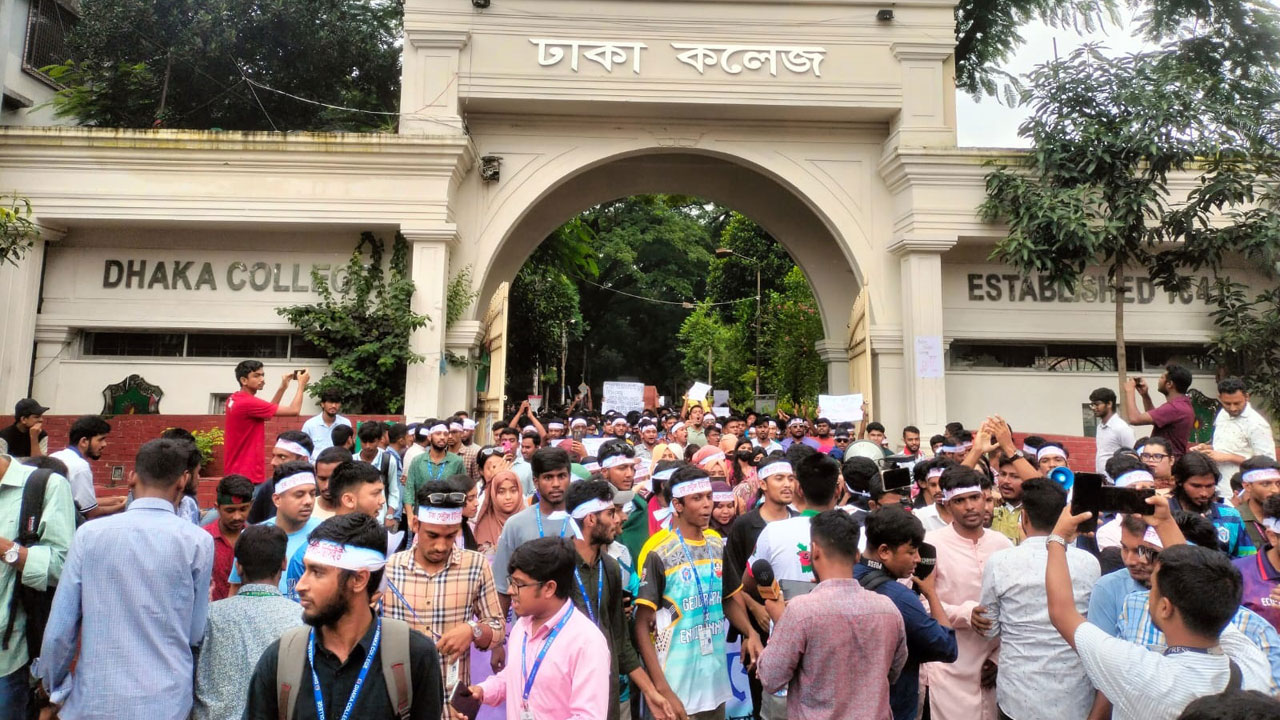 7 college students protest demanding proposed university ordinance