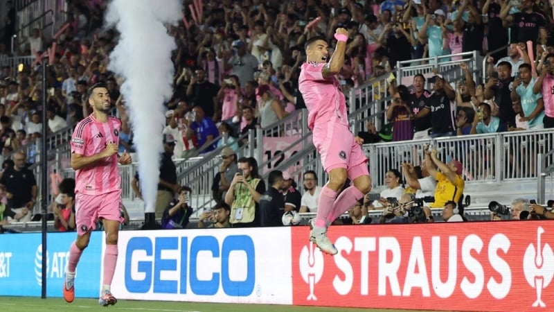 Suarez's double penalty gives Messi-less Miami victory