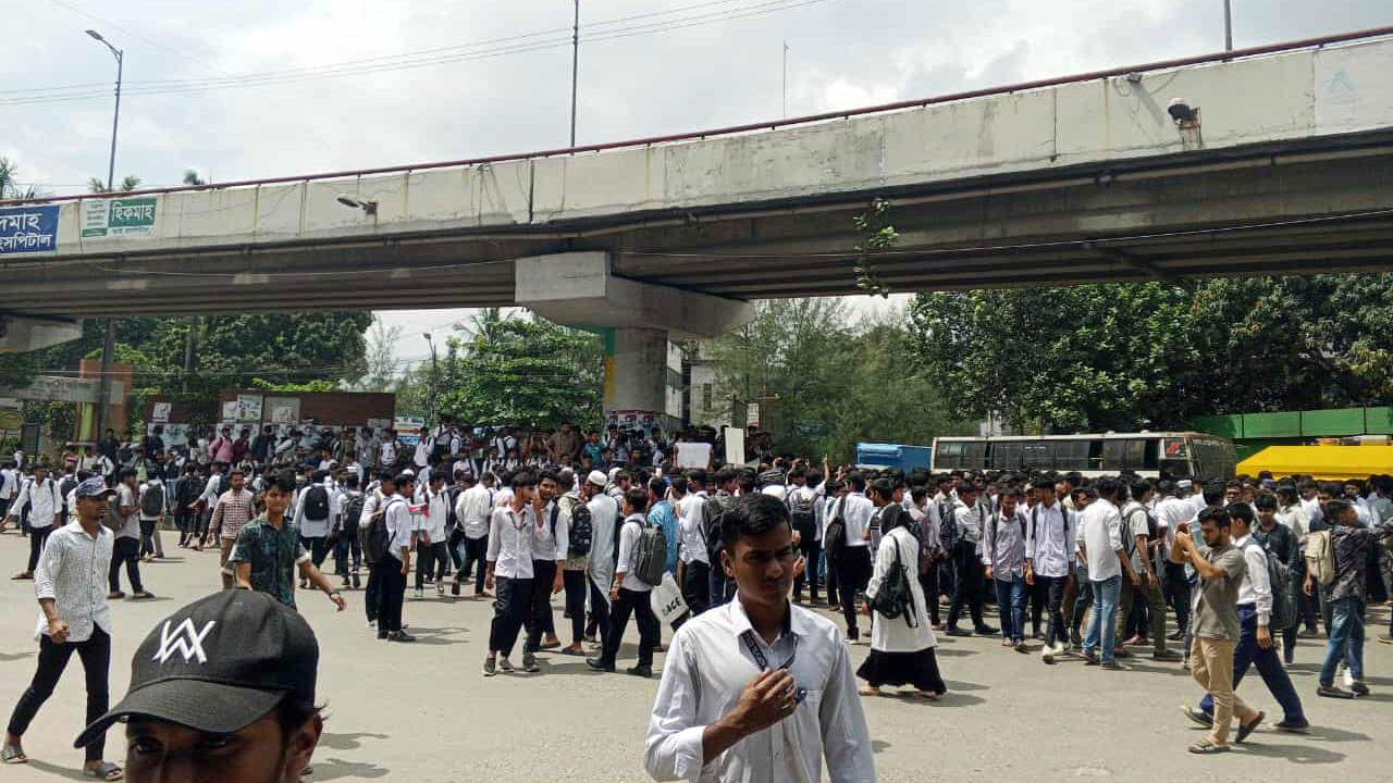 Polytechnic students block roads on Satrasta