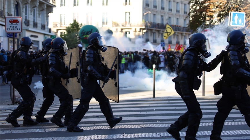 French trade unions issue ultimatum, threaten premier with new strikes