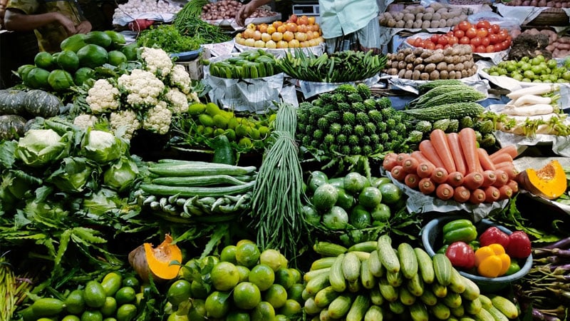 Vegetables are abundant in the market, prices are decreasing