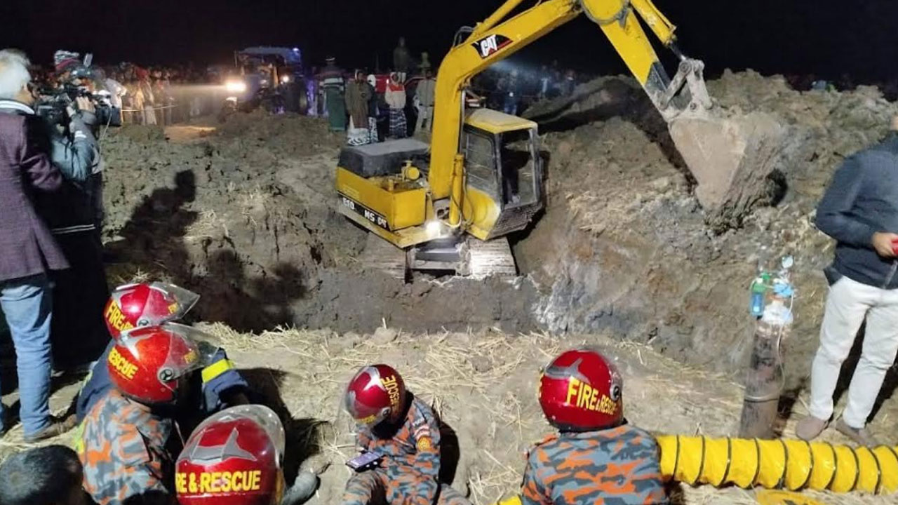 The child has not been rescued even after 17 hours