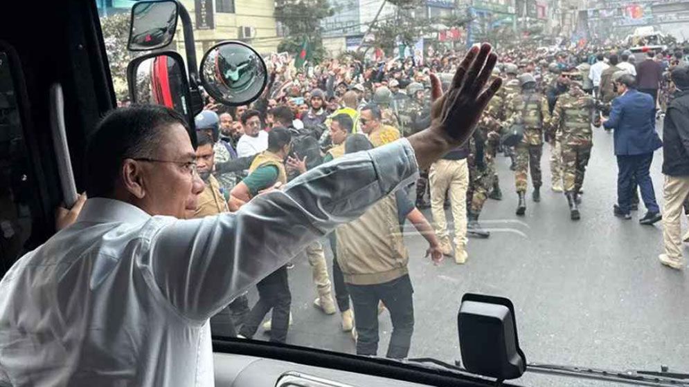 Tarique Rahman on the way 300 feet from the airport